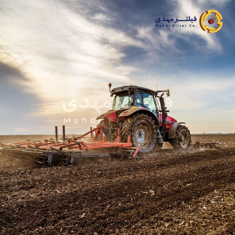 تراکتور دیزلی کشاورزی در مزرعه که برای حفاظت موتور از فیلتر روغن آبی دونالدسون استفاده می‌کند