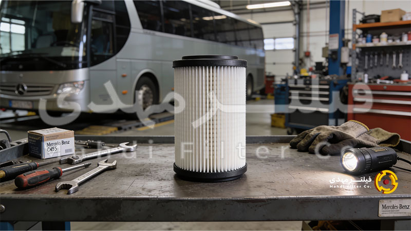 فیلتر هواکش درونی اتوبوس بنز C457 روی میز کار در یک تعمیرگاه اتوبوس با ابزارهای سرویس
