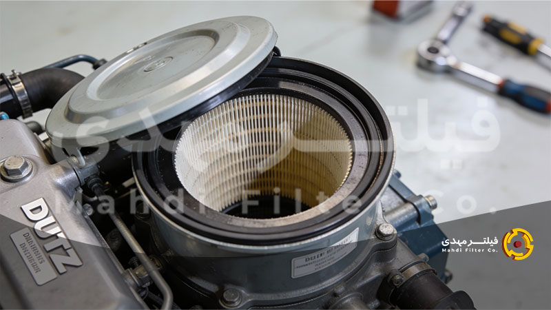 نمای نزدیک از فیلتر هوای موتور دیزل دویتس درون محفظه فیلتر، در یک محیط کارگاهی تمیز.